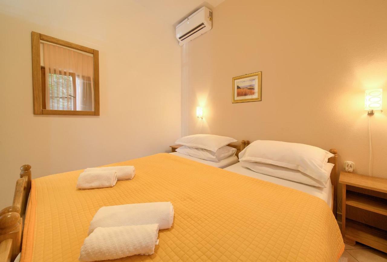 Apartments Loncar Krk Town Exterior foto