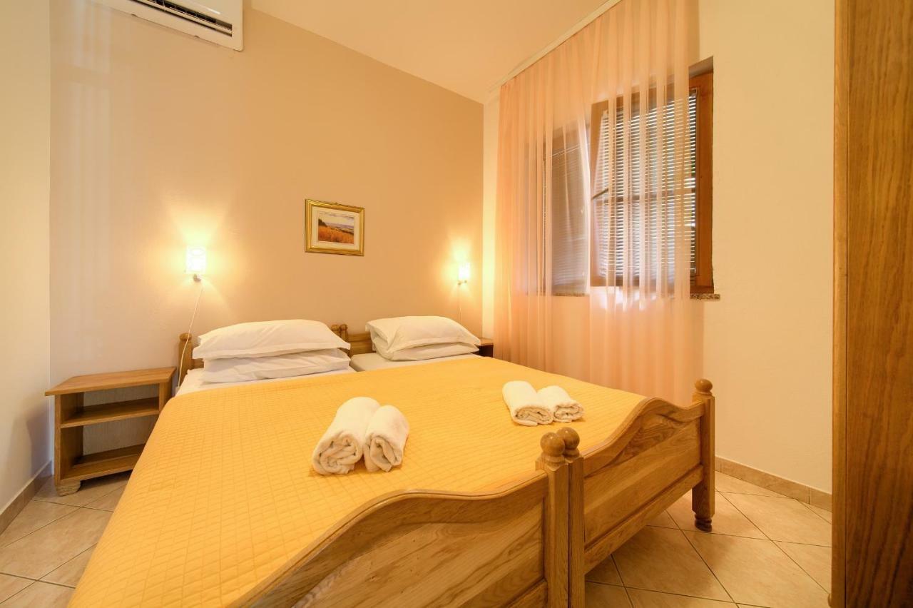 Apartments Loncar Krk Town Exterior foto